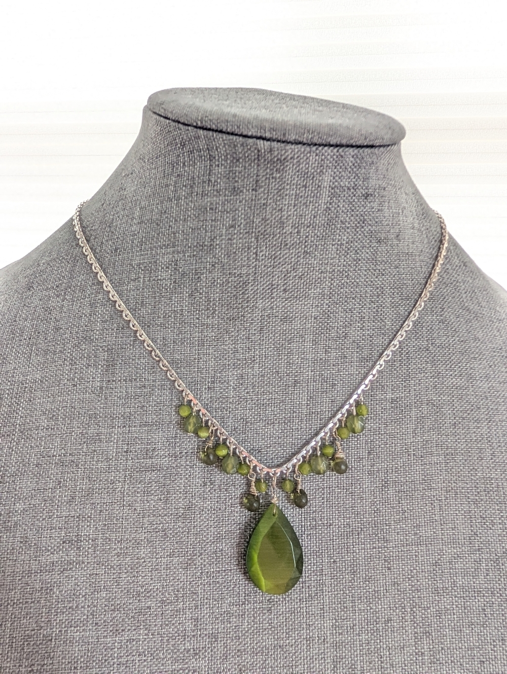Vintage Y2K 2000s Silver Tone Green Catseye Glass Wire Wrapped Beaded Necklace